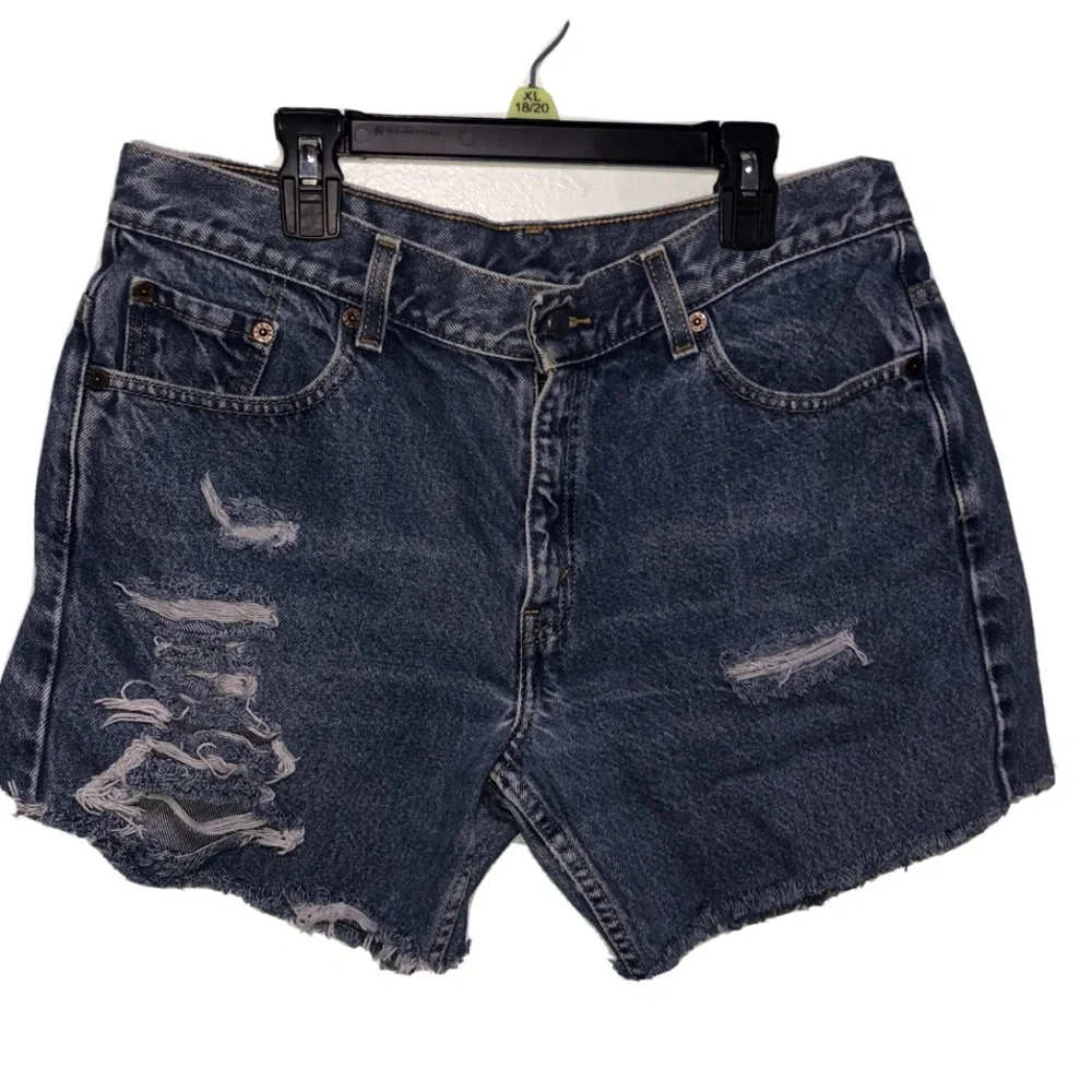 Womens Levi’s  Ripped Shorts Size 13s - Picture 2 of 10
